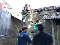 Wujudkan Hunian Layak, Babinsa Kanigoro Bahu Membahu Perbaiki Rumah Warga
