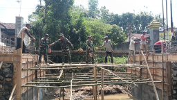 TNI dan Warga Bersatu, Jembatan Klampok 1 Terus Dibangun