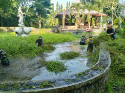 Babinsa Ngadirejo Bersama Warga Gelar Kerja Bakti di Wisata Rohani Goa Maria Sendang Rejo