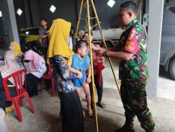 Wujud Babinsa Tawangrejo Dampingi Kegiatan Posyandu, Demi Tingkatkan Layanan Kesehatan Masyarakat