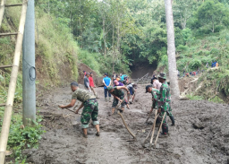 Longsor dan Banjir Terjang Balong, TNI-Polri dan Warga Bangun Jembatan Darurat