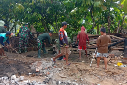 Gotong Royong TNI dan Warga Warnai Renovasi Rumah Mbah Giyem di Trenggalek .