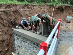 Babinsa dan Warga Kebut Pembangunan Jembatan Garuda