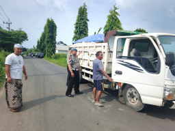 Demi Keselamatan Pengguna Jalan Truk Muat Pedel Tanpa Terpal Ditertibkan Polisi di Solokuro