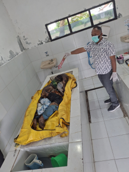 Empat Hari Tak Terlihat, Lansia di Genteng Ditemukan Meninggal Membusuk di Kamar Mandi
