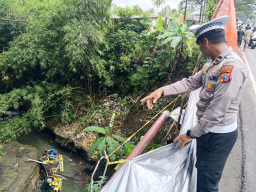 Kecelakaan Lalu Lintas Tunggal Truck Mitsubishi Canter di Glenmore Banyuwangi