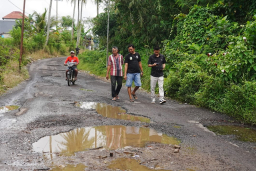 Sidak Hari Libur, Yuliawan Serap Aspirasi Warga dan Tinjau Jalan Rusak di Desa Kemiri