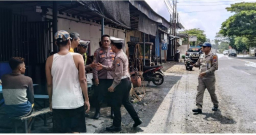 PCX Jatuh di Jalur Nasional Kabat, Ibu dan Anak Luka Ringan