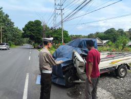 Pickup Hantam Truk Parkir di Wongsorejo, Tiga Orang Terluka