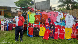 Turnamen Piala PSSI Banyuwangi 2026 Jadi Berkah Pedagang Jersey Keliling di Genteng