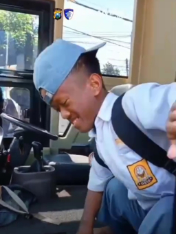 Giat SIM Keliling, Satlantas Polresta Banyuwangi Bantu Antar Pelajar Disabilitas sebagai Wujud Kepedulian Sosial