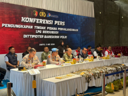 Kami tidak akan berhenti dan akan menindak hingga ke pemodal dan jaringannya,” pungkasnya.