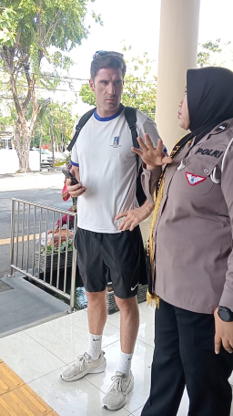 Polwan RTMC Ditlantas Polda Jatim Layani WNA dengan Humanis dan Fasih Berbahasa Inggris