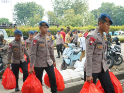 Brimob Metro Jaya Kerahkan 2 Unit Kendaraan Dapur Lapangan (Randurlap), Bagikan Bantuan Makanan untuk Korban Kebakaran P