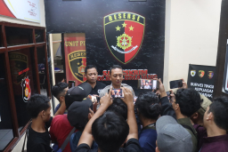 Polres Lumajang Amankan Tersangka Penadah Sapi Curian dan Senpi Rakitan