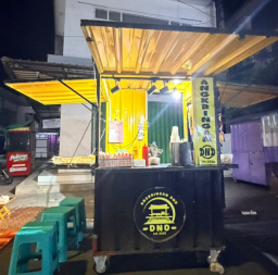 Keponakan Ketua Umum KWI Buka Angkringan DND di Tengah Kota Sampang, Tawarkan Menu Merakyat Mulai Rp2.000
