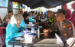 Polri Untuk Masyarakat : Polres Lumajang Gelar Bakti Kesehatan Sambut Hari Bhayangkara ke-80