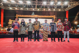 Kapolda Jatim Gaungkan Semangat Jogo Jawa Timur di Pagelaran Wayang Kulit Hari Bhayangkara ke - 80