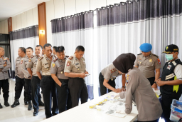 Komitmen Bersih Narkoba, Kapolres Situbondo Jalani Tes Urine bersama PJU dan Kapolsek Jajaran