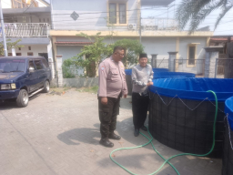 Bhabinkamtibmas Benowo Dukung Program Ketahanan Pangan Melalui Pendampingan Budidaya Lele