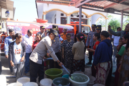 Polres Bondowoso Salurkan Air Bersih ke 20 Dusun yang Terdampak Kekeringan