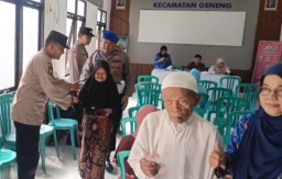 Tuai Pujian, Aksi Humanis Polsek Geneng Bantu Lansia yang Antri Terima PKH Plus di Ngawi