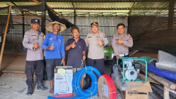Polres Pelabuhan Tanjung Perak Salurkan Bantuan Alat Pertanian untuk Dukung Ketahanan Pangan Nasional