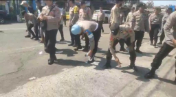 Salut, Personel Polres Blitar Bersihkan Sampah Usai Layanan Pengamanan Aksi Unjuk Rasa