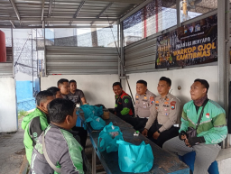 Sambut Hari Bhayangkara ke - 80, Polres Jember Berbagi Paket Sembako untuk Ojol