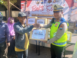 Peduli Sesama di HUT Bhayangkara ke-80, Polres Pelabuhan Tanjung Perak Bagi Sembako dan Bhakti Religi*