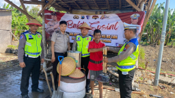 Sambut Hari Bhayangkara ke-80, Polres Pelabuhan Tanjung Perak Serahkan Bantuan Alat Pertanian ke Petani Tambak Wedi