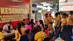 Semarak HUT ke-80 Bhayangkara, Polres Pelabuhan Tanjung Perak Gelar Bakti Kesehatan hingga Bazar Murah
