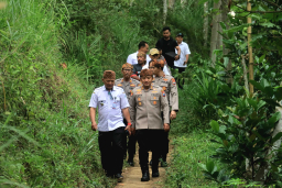 Hari Bhayangkara ke-80: Polres Probolinggo Turun ke Pelosok Desa Salurkan Bansos Bedah Rumah