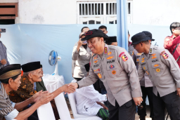 Sambut Hari Bhayangkara ke-80, Polri Bedah 80 Rumah Layak Huni, Bapak Usin (85) Kini Miliki Rumah Baru Berpanel Surya