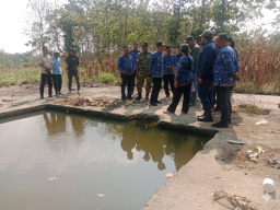 Diduga Mengandung Migas Danramil Sugio Dampingi Tim Gabungan Survei Sumur Tua di Lahan Perhutani