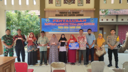 Sinergi TNI-Polri, Babinsa Koramil 0812/02 Deket Kawal Penyaluran BLT Dana Desa Sidomulyo