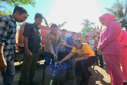 Hari Bhayangkara ke -80, Polres Probolinggo Salurkan Bantuan Alat Pertanian dan Droping 10 Ribu Liter Air Bersih di Bany