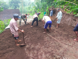 Wujud Sinergitas, Babinsa Banjarsari Bersama Warga Gotong Royong Lebarkan Jalan Desa