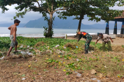 Babinsa dan Warga Jaga Pesona Pantai Prigi di Trenggalek