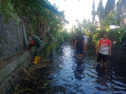 Antisipasi Banjir, Babinsa Sertu Didik Bersama Warga Kepanjenkidul Bersihkan Saluran Sungai