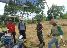 Dukung Ketahanan Pangan, Babinsa Kaweron Bersama Poktan Ngudibogo III Rencanakan Kerja Bakti Irigasi