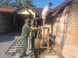 Babinsa Koramil 0814/02 Diwek Melaksanakan Kegiatan Karya Bakti
