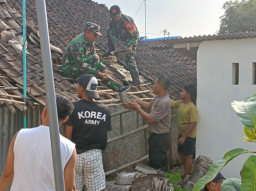 Wujud Kemanunggalan TNI, Babinsa Kademangan Bersama Warga Gotong Royong Rehab Rumah Layak Huni