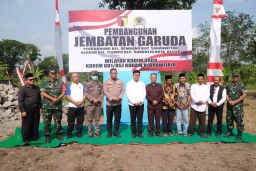 Akselerasi Pembangunan, Dandim Blitar Bersama Forkopimda Letakkan Batu Pertama Jembatan Garuda Sungai Ratu