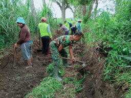 Babinsa Karang Gondang Bersama Warga Gotong Royong Bersihkan Jalan Akses Lahan Pertanian