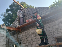 Wujudkan Hunian Layak, Babinsa Pakunden Bersama Warga Gotong Royong Renovasi Rumah RTLH