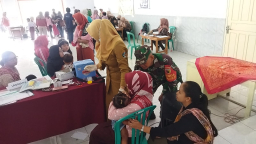 Tekan Angka Stunting, Babinsa Sumberurip Dampingi Pelaksanaan Kegiatan Posyandu Balita