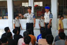 Tingkatkan Kewaspadaan, Lapas Banyuwangi Gelar Razia Kamar Hunian Seusai Apel Pagi