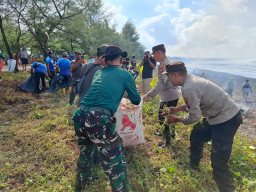 Hari Kedua Menjabat, Kapolsek Pesanggaran AKP Agus Hari Widodo Turun Langsung Kerja Bakti Bersama Warga di Pantai Lampon