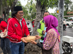 JUM'AT BERKAH BULAN BUNG KARNO Relawan Buleks'99 Bagikan 300 Nasi Kotak di RSUD Dr. Soetomo, Tebar Kepedulian